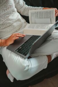 Estudiante de APOYO IB en clase
