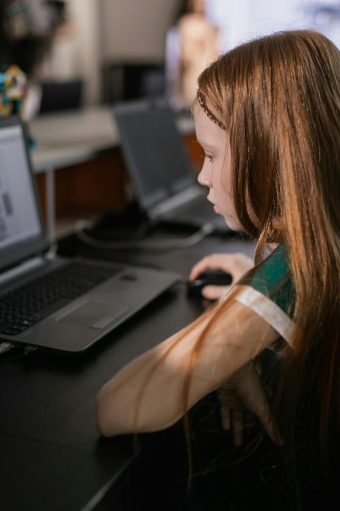 Estudiante de APOYO IB en clase